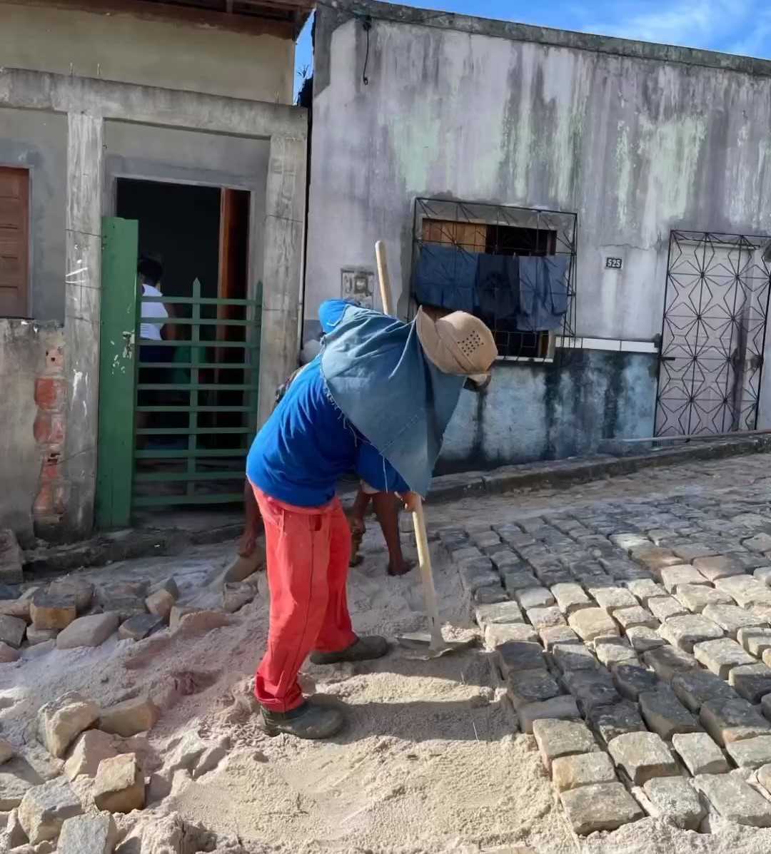 Camacã: Prefeito Paulo do Gás acompanha equipes no trabalho de limpeza e recuperação de ruas
